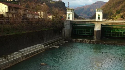An opened dam on the Serchio river in Tuscany, Italy, 4K Vidéo 75333885