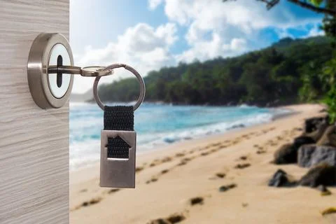 Opened door with key as a gateway to the ocean tropical beach Foto stock