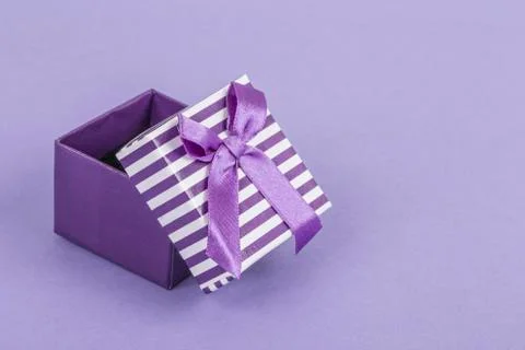 Opened gift box on purple Stock-Fotos
