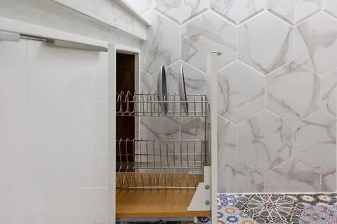 Opened kitchen drawer with plates inside, a smart solution for kitchen stor.. 库存照片