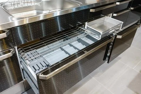 Opened kitchen drawer with plates inside, a smart solution for kitchen stor.. 库存照片