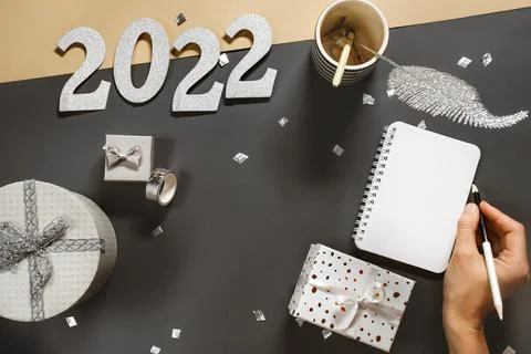 Opened note book for New Year lists on dark desk with gift Foto stock