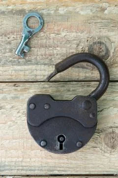 Opened old rusty lock with key. Copy space. Looking for problem solution concept Foto stock