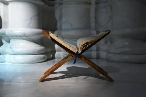 Opened Quran book in Mosque Foto stock