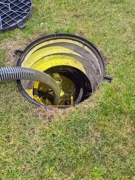 Opened the sewer hatch and inserted a hose for cleaning the septic tank. Foto stock
