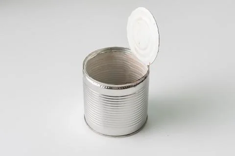 Opened tin can on the table without leftovers from the food, meal concervatio Foto stock