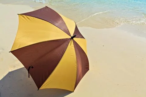 Opened umbrella is on the ocean beach Foto stock