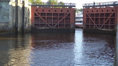 Opening and closing the gate river gateway Stock Footage 79746223