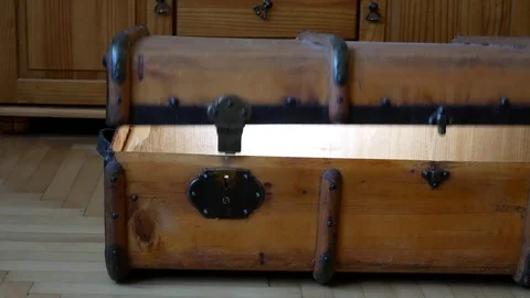 Opening the Antique flat suitcase. Large luggage. Stock Footage 92833566