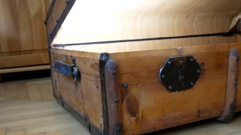 Opening the Antique flat top trunk. Large luggage. 库存影片 92833595