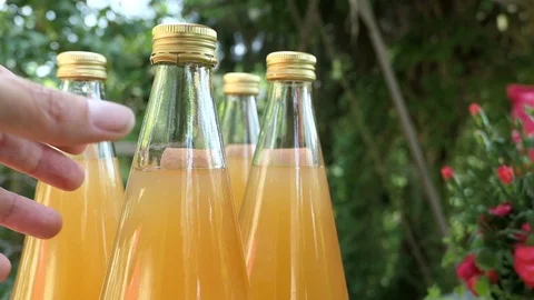 Opening a apple juice bottle. Vídeo Stock 109375323