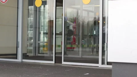 Opening automatic glass doors Stock-Footage 153093437