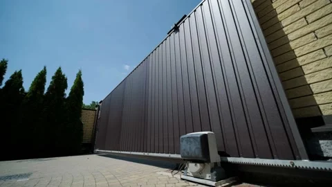 Opening automatic property gate with remote controller Video stock 201271830