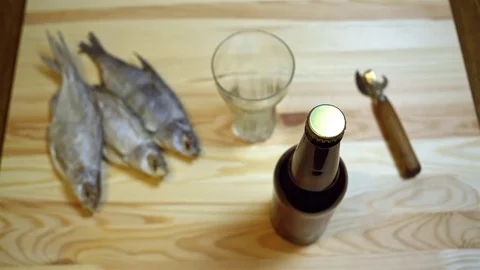 Opening of a beer bottle Vídeos de archivo 71231755