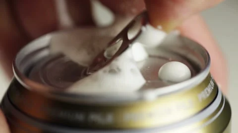 Opening a beer can 動画素材 46361366