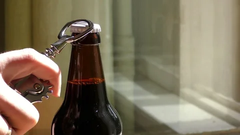 Opening the beer Stockbeeldmateriaal 91622876