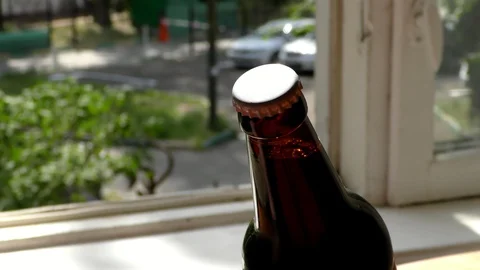 Opening the beer Stockbeeldmateriaal 91623014