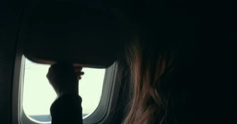 Opening blind of illuminator in the plane 動画素材 51627611