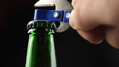 Opening a bottle of beer close-up. the lid opens. Vídeo Stock 111378952