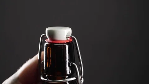 Opening a bottle of beer Vídeos de archivo 85191011