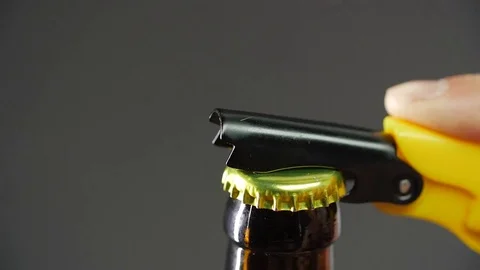 Opening a bottle of beer Vídeos de archivo 85193283