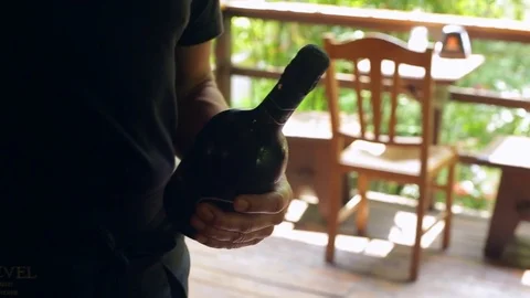 Opening a bottle of sparkling prosecco, in a restaurant in Conegliano Stock Footage 80532449