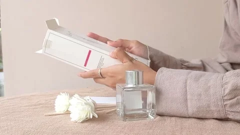 Opening a box of flowers Stock Footage 146254224