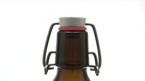 Opening a Brown Beer Bottle Vidéo 373677