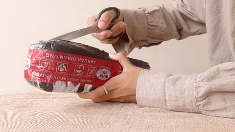 Opening a bubble wrap from a package Stock Footage 146254276