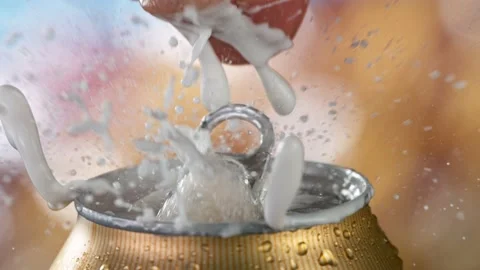 Opening a can of beer Vídeos de archivo 156281572