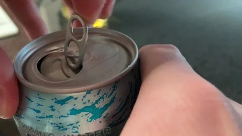 Opening a can 스톡 동영상 133528761