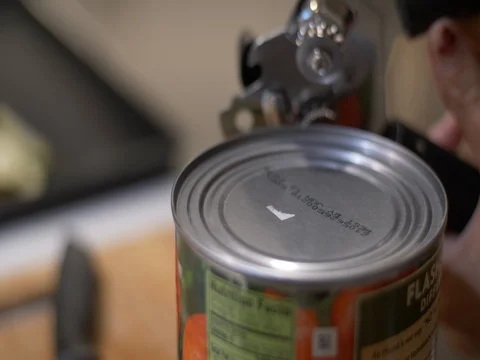 Opening a can in a kitchen Vidéo 80545892
