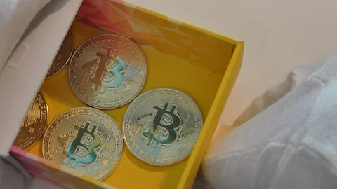 Opening a cardbox with btc coins inside 库存影片 98263791