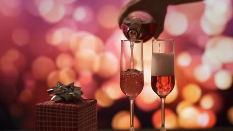 Opening champagne bottle closeup over Holiday Bokeh. Valentines, Christmas. Vidéo 121690989