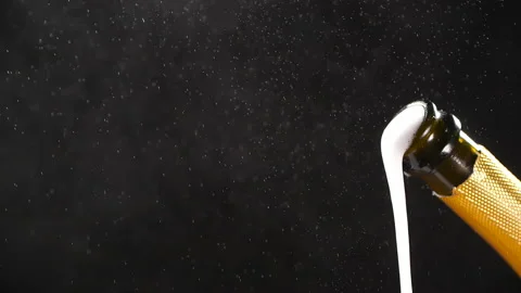 Opening champagne. 库存影片 232843106