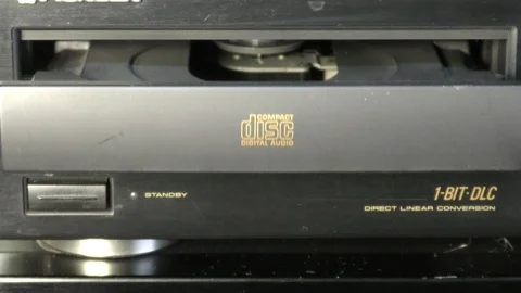 Opening an closing a CD player Vidéo 125749086