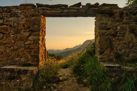 The opening of the destroyed wall mountain view 스톡 사진