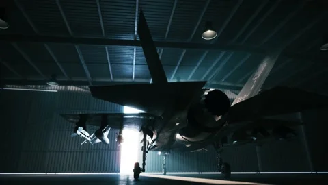 Opening the door of aircraft hangar. Military aircraft in the hangar Vidéo 218593868