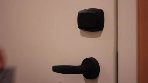 Opening door with electronic key Vidéo 64275841