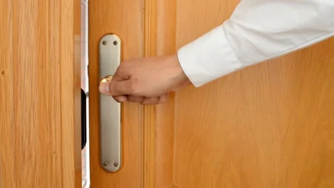 Opening the door Vidéo 96292535