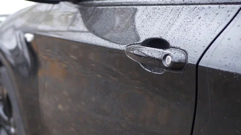 Opening the door of a luxury car in the rain Vidéo 116192575