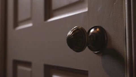 Opening Door Ornate Knob Stockbeeldmateriaal 328068116