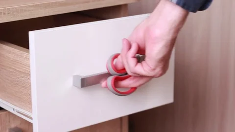 Opening drawer and taking scissors 動画素材 85463123