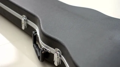 Opening electric guitar case 库存影片 108548581