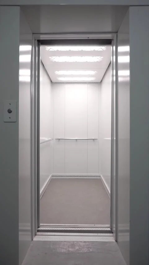 Opening elevator doors 動画素材 280581154