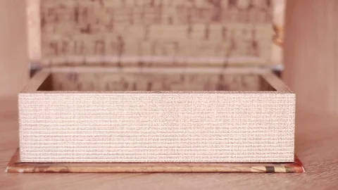 Opening empty moneybox 動画素材 81584074