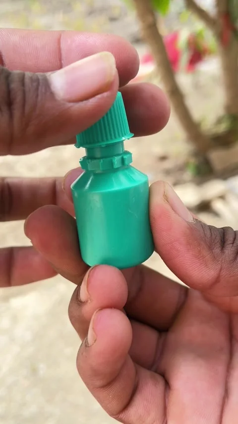 Opening an Eye Drop Bottle Cap Close-Up | 4K Vertical Footage Stockbeeldmateriaal 321629890