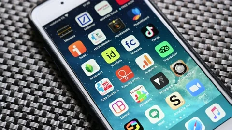 Opening Google Analytics mobile app 動画素材 132962680