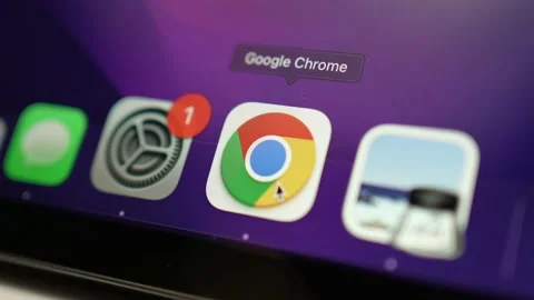 Opening Google Chrome Web Browser on a Laptop Computer Stockbeeldmateriaal 230207993