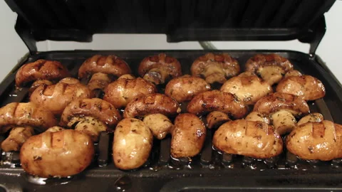 Opening grill with fried mushrooms Vidéo 166131652